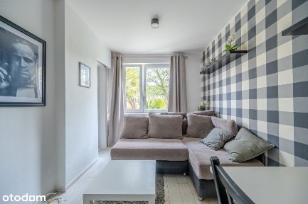 Blisko morza i komunikacji miejskiej.