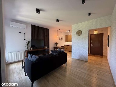 2 pok w centrum miasta z widokiem na zieleń, klimatyzacją i basenem