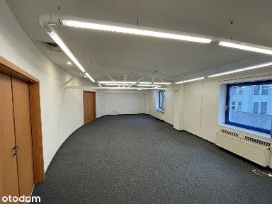 Wygodne biuro z zapleczem socjalnym i bezpłatnym parkingiem