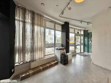 Lokal na parterze z witryną / Klecina / 124 m2