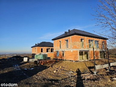 Nowoczesna inwestycja u podnóża gór, zabudowa bliźniacza i dwulokalowa