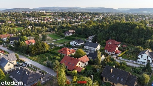 Urokliwy dom z odrobinę tajemniczym ogrodem