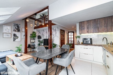 Stylowe poddasze z antresolą i zabudowami na wymiar