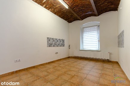 Lokal usługowo handlowy. Parking. Dobra lokalizacja.