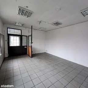 Wynajmę lokal z dużą witryną przy głównej ulicy.