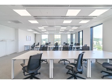 Gotowe piętro biurowe w nowoczesnym budynku