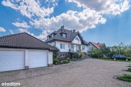 Duży dom przy lesie | Piękny ogród