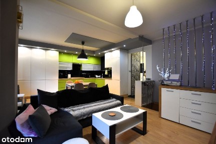 Dwupoziomowe mieszkanie z miejscem parkingowym.