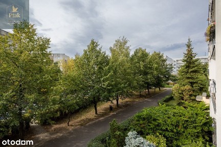 Niski blokz loggiąprzy rezerwacie Żurawiniec