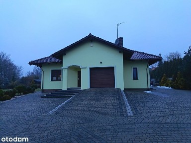 Przestronny dom z garażami 220 m2 idealny dla dwóch rodzin