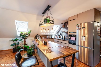 Dwa domy w otoczeniu Puszczy Niepołomickiej.