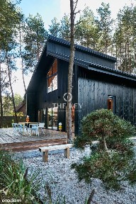 Minimalistyczny dom z tarasem i widokiem na las