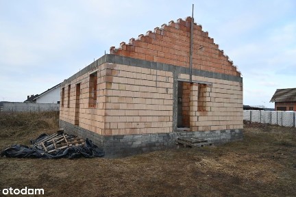 Działka z rozpoczętą budową domu.