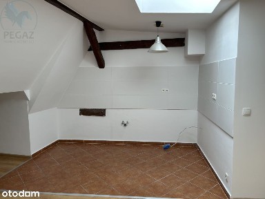 Po remoncie, 1 pokój nieumeblowane.