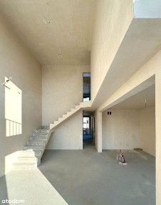 7 balkonów, dwa poziomy, garaż, przeszklenia