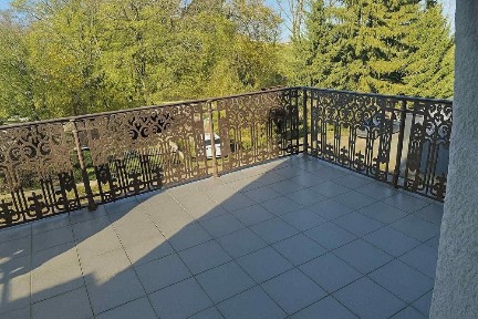 Klimatyczne mieszkanie w zabytkowym pałacu z widokiem na park i staw.