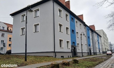mała kawalerka garsoniera z balkonem