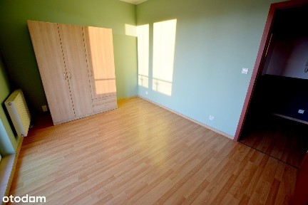 w apartamentowcu z całodobową ochroną