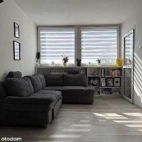 Przestronne mieszkanie z balkonem i jadalnią.