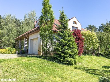 Dwupoziomowy dom na dużej działce w Zakościelu