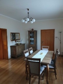 dom z budynkami gospodarczymi na wsi