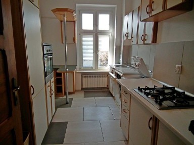 Słoneczne dwupokojowe w kamienicy w Centrum