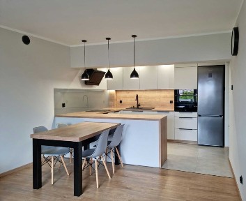 Mieszkanie 56m2 w ścisłym centrum z klimatyzacją i widokiem na jezioro