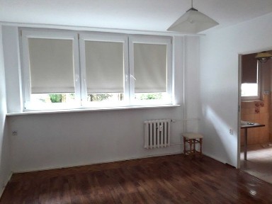 Na sprzedaż wygodne, przestronne 2-pokojowe mieszkanie na parterze.