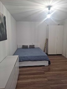 Duża kawalerka z parkingiem i jasną kuchnią