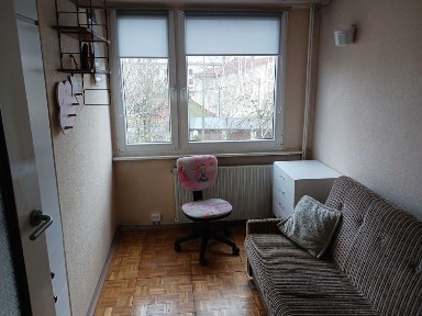 Sprzedam mieszkanie 58 m2 3 pokoje 2 piętro centrum Opoczna +garaż przy budynku.