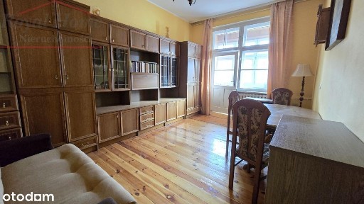 Przestronne, w pełnym rozkładzie 1 pok, loggia.