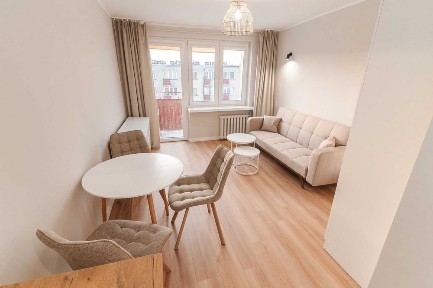 Kawalerka po generalnym remoncie, balkon WYPOSAŻONA