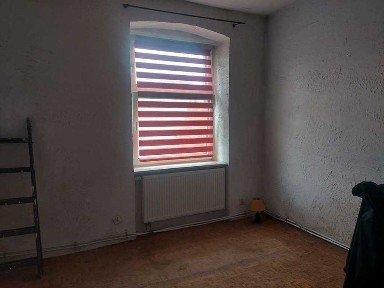 2 pokoje do odnowienia z rozprowadzonym CO w Śródmieściu