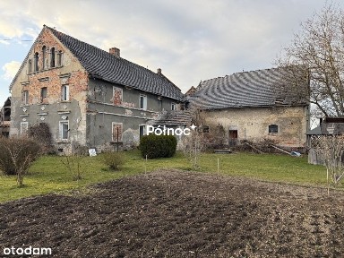 Dom z budynkami gospodarczymi w Różyńcu