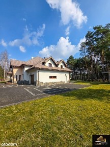 Dom premium pośród drzew.