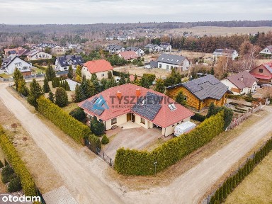 Dom blisko jeziora z fotowoltaiką i pompą ciepła