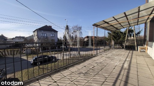 Dom jednorodzinny z garażem oraz budynkiem gospodarczym