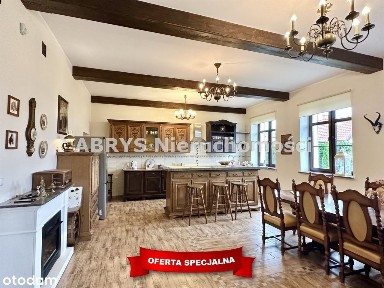 Rezydencja zatopiona w warmińskim pejzażu