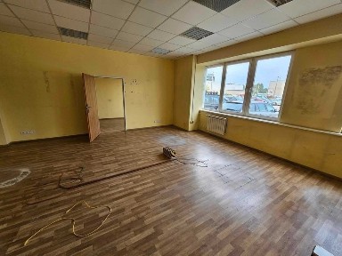 Powierzchnia użytkowa na parterze biurowca, 3 pom. parking