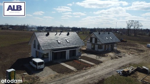 Dom w zabudowie bliźniaczej w Ostaszewie