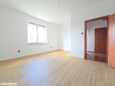 Jasne i ciche, okna wychodzą na ogródki działkowe.