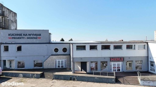 Obiekt z dużą halą i pomieszczeniami dodatkowymi