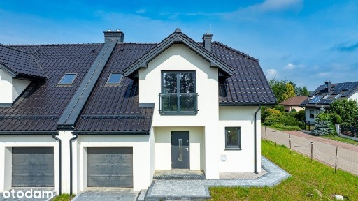 Skrajny dom w zabudowie szeregowej z ogródkiem