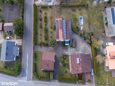 Budynek mieszkalny z basenem na działce