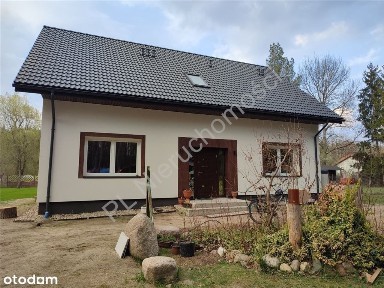 Nowy dom na ładnej działce w otoczeniu lasów.