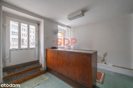 Lokal handlowo - usługowy w pięknej kamienicy na Placu Bema