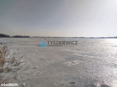 Dom z linią brzegową jeziora Dzierzgoń