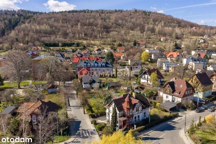 Magiczna połówka domu z ogrodem i werandą