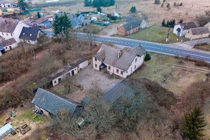 Przestronne mieszkanie w zabytkowym budynku na sprzedaż - 190 m², 7 pokoi, strych, dwie piwnice i budynki gospodarcze, Lędyczek