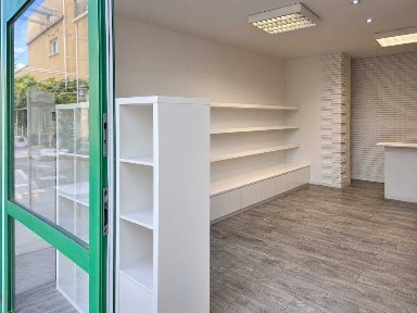 Opole, centrum - duże witryny, parking na 40 samochodów, paczkomat na terenie nieruchomości